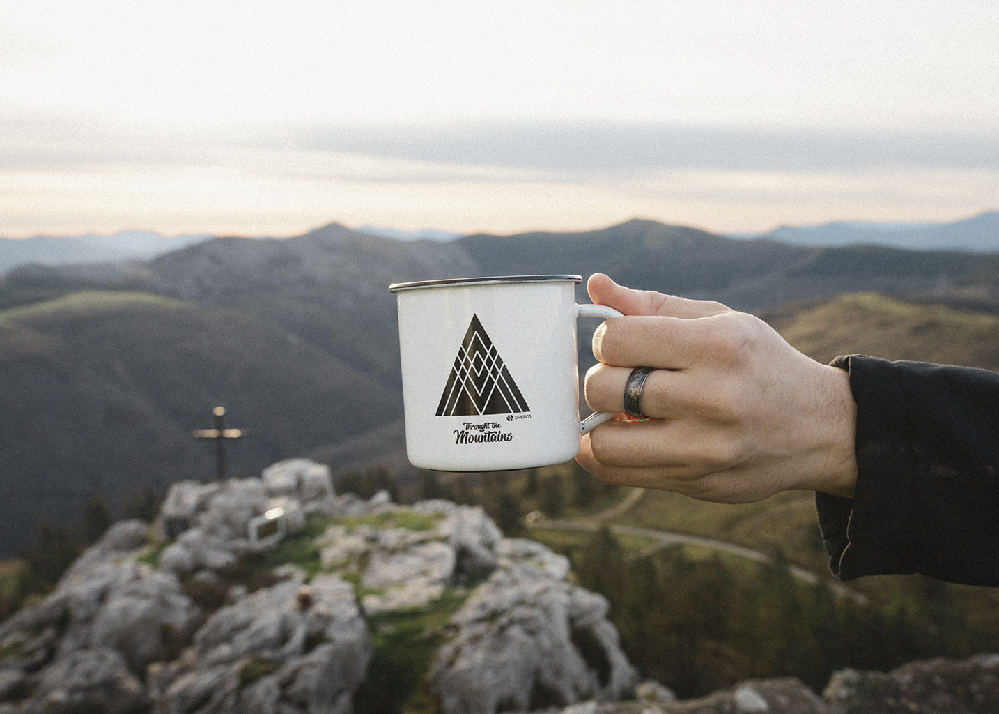 Taza Esmaltada de Acero Vitrificado "Throught The Mountains"